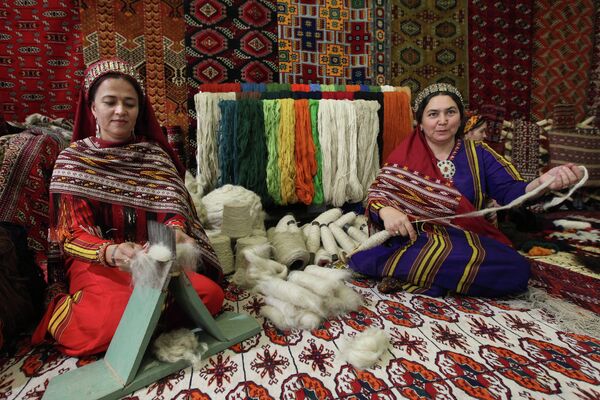 Стенд по производству ковров на выставке экономических достижений Туркменистана