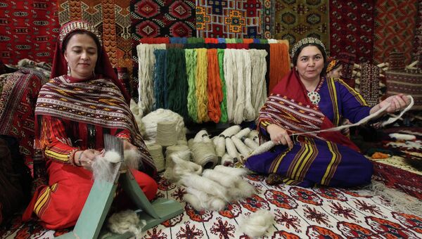 Стенд по производству ковров на выставке экономических достижений Туркменистана. Архивное фото