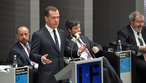 Председатель правительства России Дмитрий Медведев выступает на пленарном заседании V Петербургского международного юридического форума