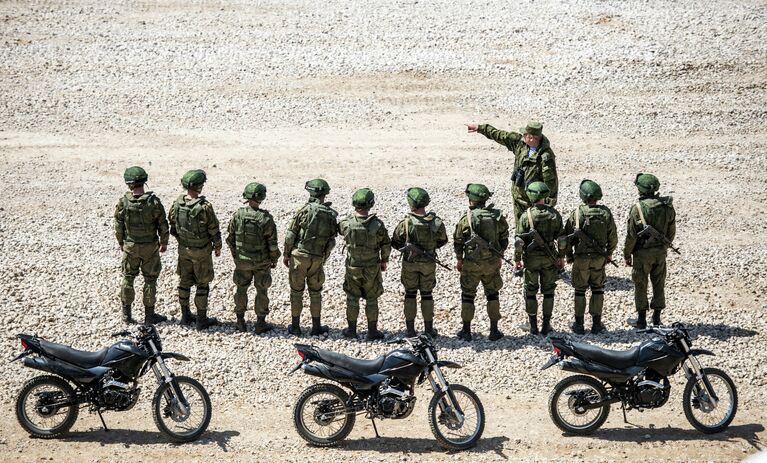 Военнослужащие во время показа техники в рамках подготовки к международному военно-техническому форуму Армия-2015