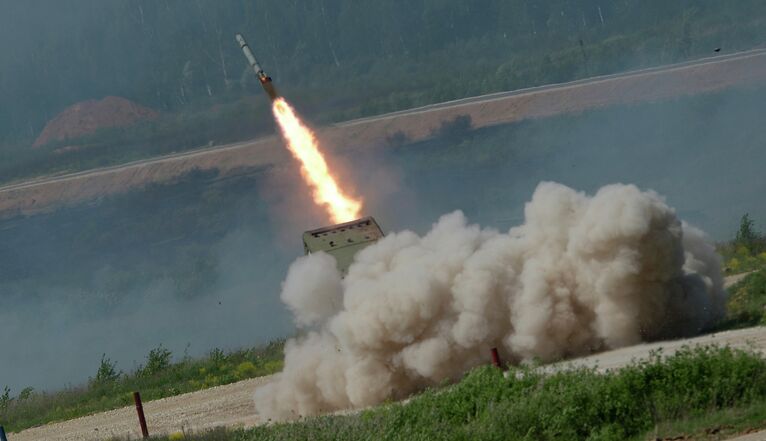 Тяжелая огнеметная машина ТОС-1А Солнцепёк во время показа техники в рамках подготовки к международному военно-техническому форуму Армия-2015