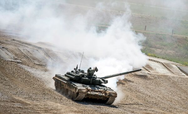 Танк Т-72Б3 во время показа техники в рамках подготовки к международному военно-техническому форуму Армия-2015