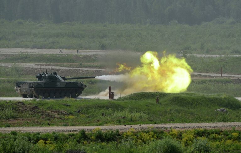 Самоходная артиллерийская установка с противотанковой пушкой Спрут-СД во время показа техники в рамках подготовки к международному военно-техническому форуму Армия-2015