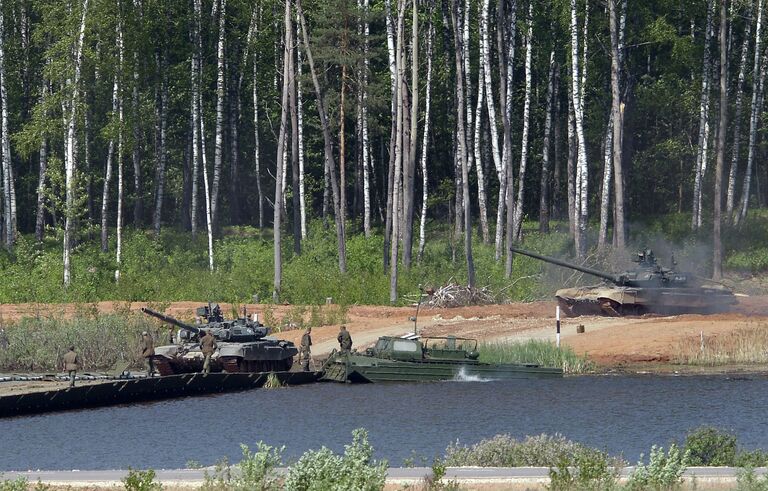 Танки Т-72Б3 во время показа техники в рамках подготовки к международному военно-техническому форуму Армия-2015