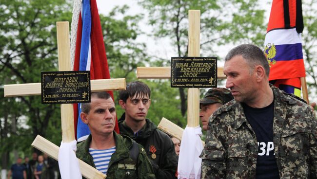 Бойцы ополчения Луганской народной республики (ЛНР) во время похорон командира 4-го батальона территориальной обороны Народной милиции ЛНР и его сослуживцев, погибших 23 мая в результате покушения