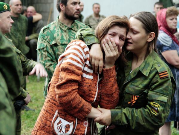 Бойцы ополчения ЛНР и родственники во время похорон командира батальона Призрак Алексея Мозгового и его сослуживцев