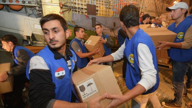 Разгрузка коробок с гуманитарной помощью для народа Сирии. Архивное фото