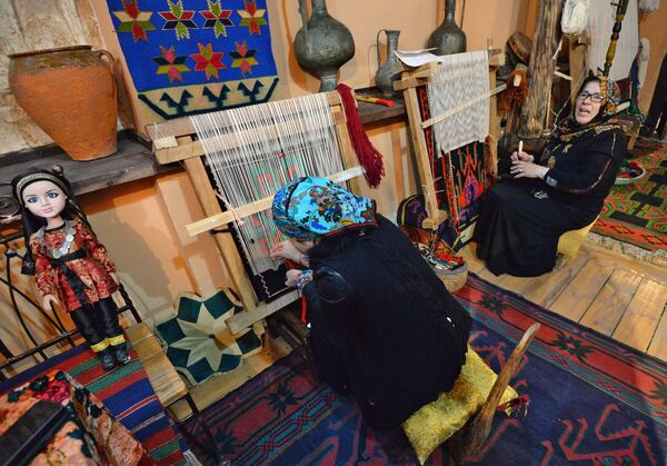 Женщина ткут ковры в селе Хунзах в Дагестане