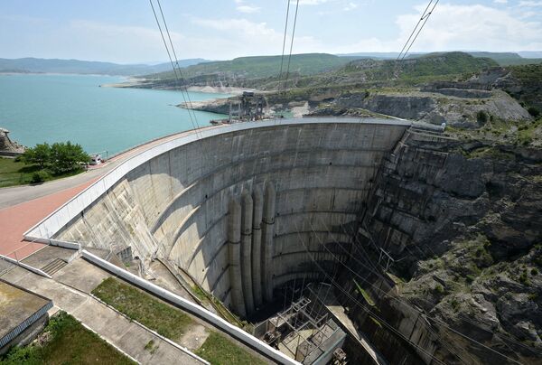 Вид на плотину и водохранилище Чиркейской гидроэлектростанции (ГЭС) в Буйнакском районе Дагестана