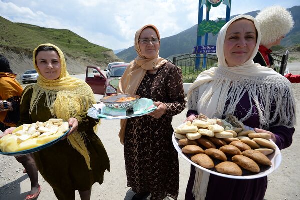 Местные жители встречают гостей с угощением при въезде в Хунзахский район Дагестана