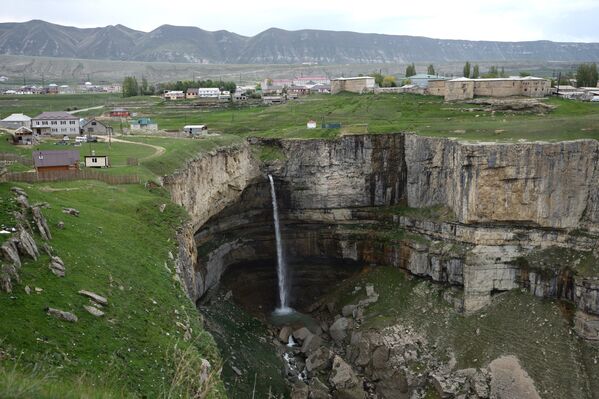 Водопад Тобот в Цолотлинском каньоне между селениями Хунзах и Арани в Дагестане