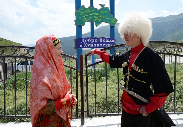 Местные жители встречают гостей в Хунзахский район Дагестана