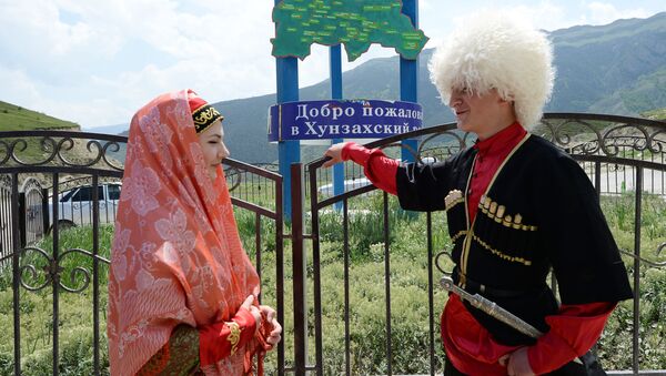 Местные жители встречают гостей в Хунзахский район Дагестана
