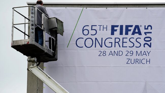 Подготовка стадиона Hallenstadion в Цюрихе, в котором пройдет 65-й конгресс ФИФА