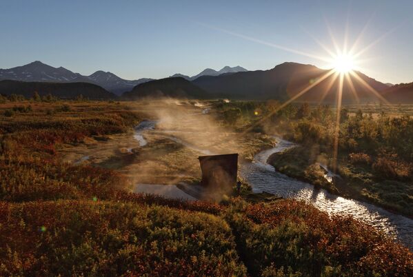 Рассвет у Налычевских термальных источников на реке Горячей в природном парке Вулканы Камчатки