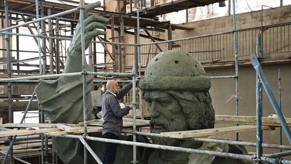 Cкульптор, народный художник Cалават Щербаков работает над моделью памятника Великому князю Владимиру. Архивное фото