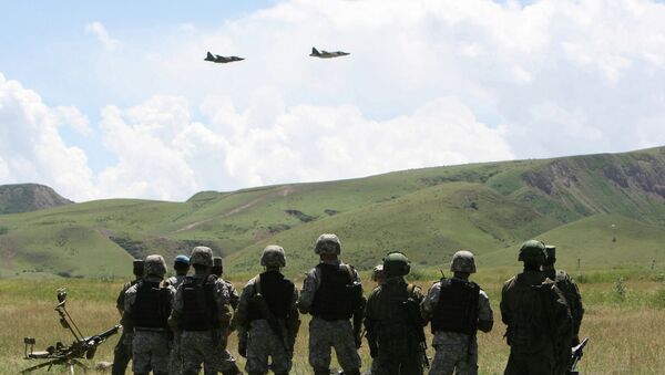 Военнослужащие наблюдают на полетами авиации на совместных учениях ВДВ РФ и Нацгвардии Киргизии. Архивное фото