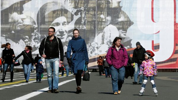 Горожане гуляют по Дворцовой площади в Санкт-Петербурге. Архивное фото