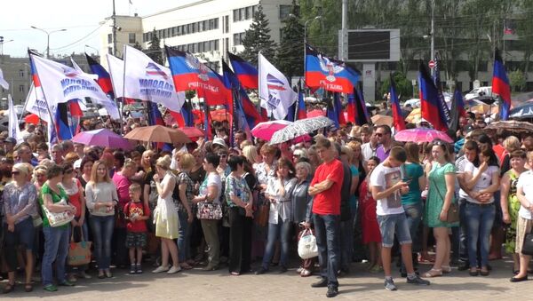 Траурный митинг в Донецке: черные ленточки на флагах и минута молчания