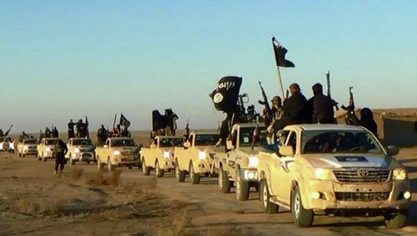 Колонна автомобилей с боевиками Исламского государства. Архивное фото