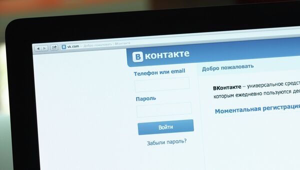 Логотип и начальная страница социальной сети Вконтакте на экране компьютера. Архивное фото