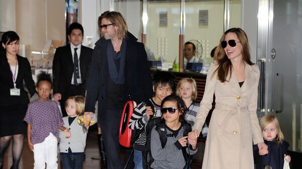 Анджелина Джоли и Бред Питт с детьми. Архивное фото