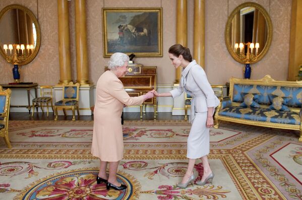 Королева Британии Елизавета присвоила актрисе Анджелине Джоли титул кавалерственной дамы