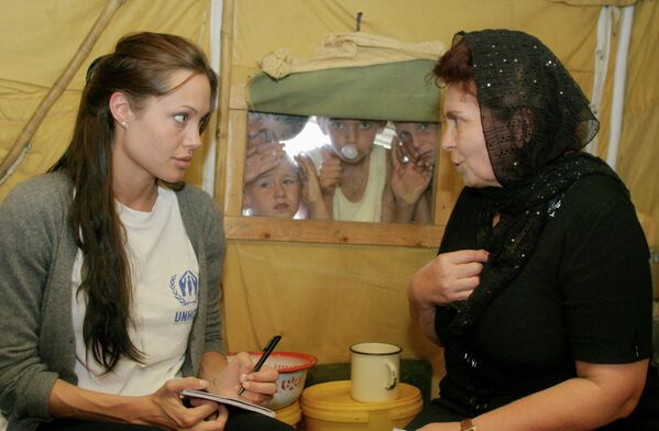 Актриса Анджелина Джоли в лагере чеченских беженцев