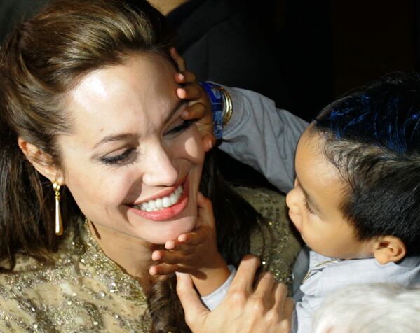 Актриса Анджелина Джоли с сыном Мэддоксом. 2004 год
