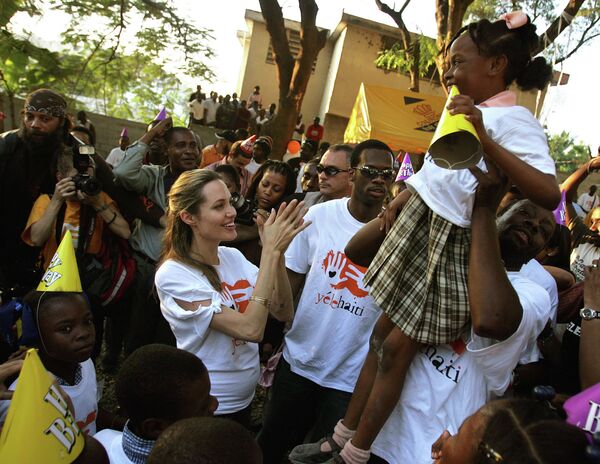 Посол доброй воли Управления ООН по делам беженцев, актриса Анжелина Джоли во время визита на Гаити