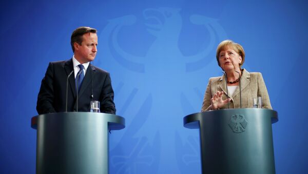 Премьер-министр Британии Дэвид Кэмерон и канцлер Германии Ангела Меркель на совместной пресс-конференции по итогам встречи в Берлине