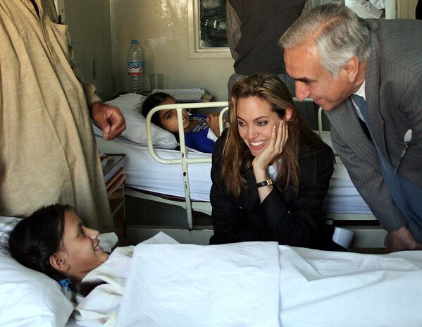 Анджелина Джоли во время посещения детей переживших землетрясение в госпитале Исламабада, Пакистан