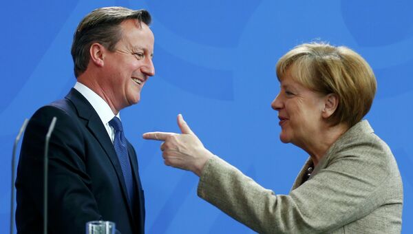 Премьер-министр Британии Дэвид Кэмерон и канцлер Германии Ангела Меркель на совместной пресс-конференции по итогам встречи в Берлине