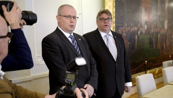 Министр юстиции Финляндии Яри Линдстром и министр иностранных дел Тимо Сойни во время церемонии присяги