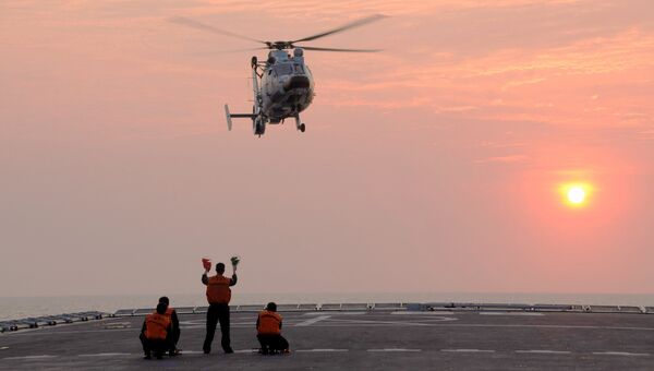 Вертолет садится на палубу китайского военного корабля Циньчэньшань. Архивное фото