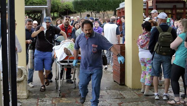 Критские спасатели везут пострадавшего российского туриста в больницу
