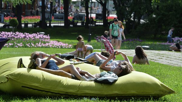 Люди отдыхают в центральном парке культуры и отдыха имени Горького. Архивное фото