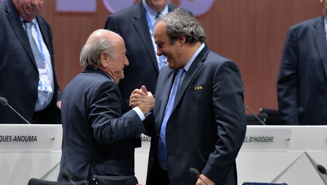 Переизбранный президент ФИФА Йозеф Блаттер и президент УЕФА Мишель Платини после оглашения результатов выборов в рамках 65-го Конгресса ФИФА в Цюрихе.