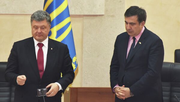 Президент Украины Петр Порошенко и бывший глава Одесской области Михаил Саакашвили. Архивное фото