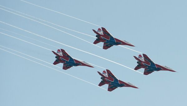 Выступление пилотажной группы Стрижи на самолетах МиГ-29. Архивное фото