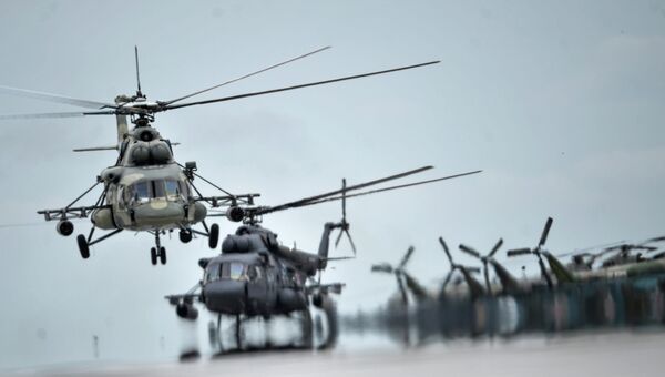 Вертолеты Ми-8 во время показательных выступлений. Архивное фото