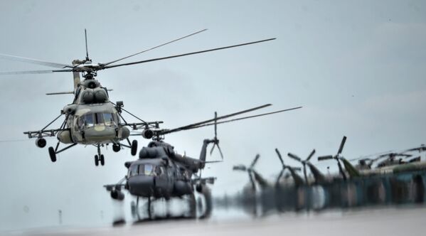 Вертолеты Ми-8 во время показательных выступлений на всероссийском этапе международного конкурса Авиадартс-2015