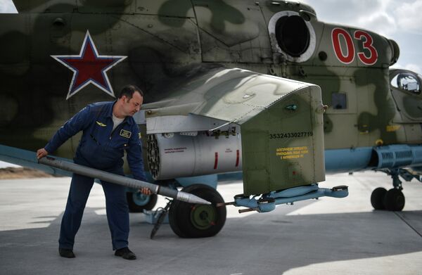Заряжание боеприпасов в вертолет МИ-24 на всероссийском этапе международного конкурса Авиадартс-2015