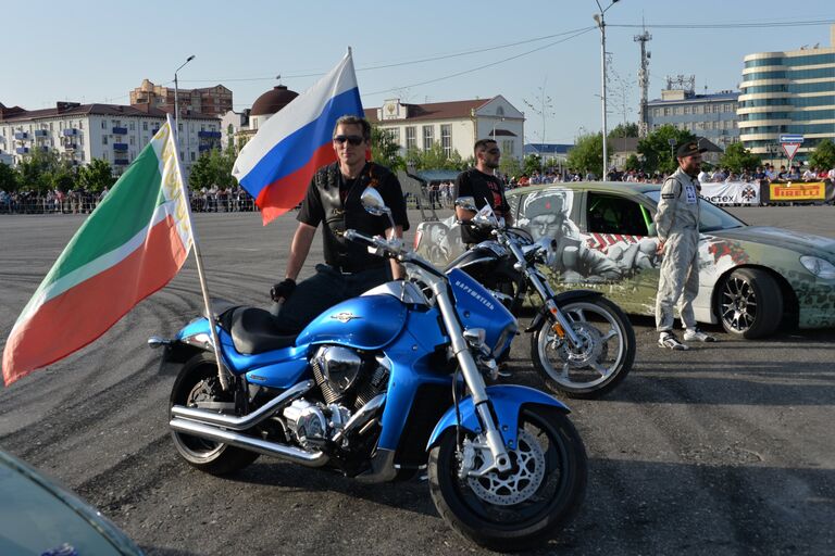 Чеченские участники байкерского клуба Ночные волки во время дрифт-шоу Спасибо за Победу! в Грозном