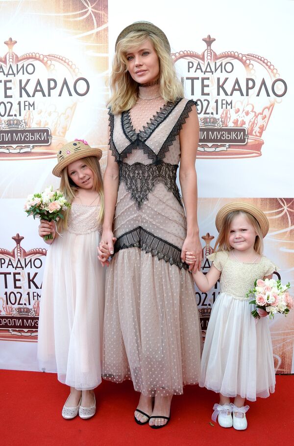 Певица Наталья Ионова (Глюкоза) с дочерьми на скачках Гран-При Радио Монте-Карло на Центральном Московском ипподроме