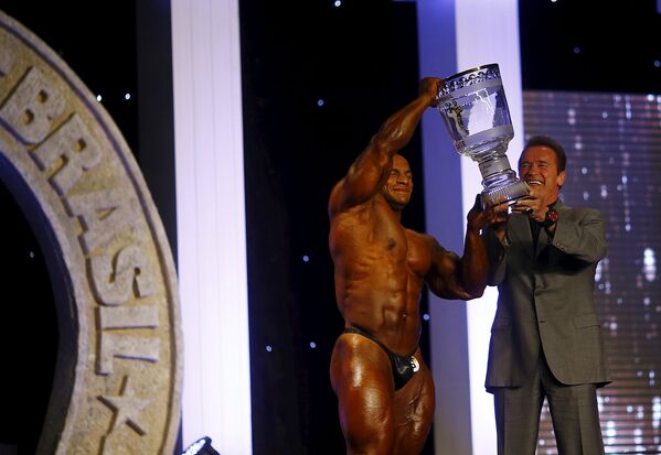 Арнольд Шварценеггер вручает приз Мамду Элссбиайу во время соревнований по бодибилдингу Арнольд Классик Бразилия 2015