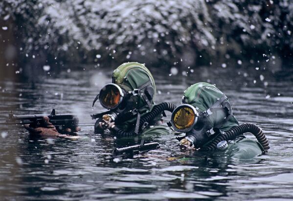 Бойцы отряда подводно-диверсионных сил и средств при выполнении боевой задачи в Баренцевом море
