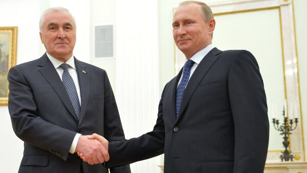 Президент РФ Владимир Путин во время встречи в Кремле с президентом Республики Южная Осетия Леонидом Тибиловым