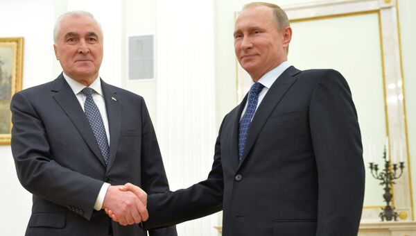 Президент РФ В.Путин с президентом Республики Южная Осетия Л.Тибиловым. Архивное фото