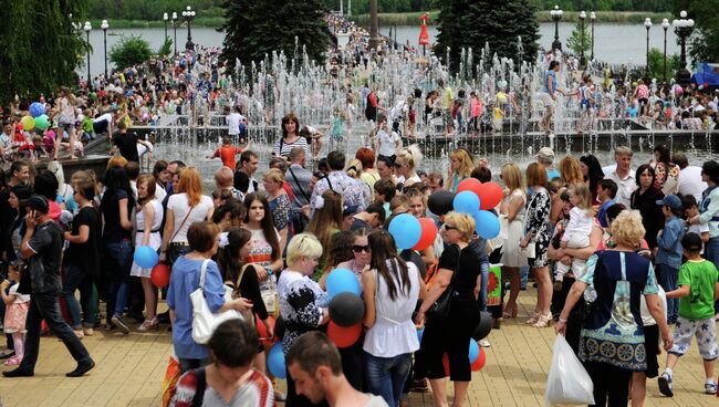 Жители Донецка в Международный день защиты детей гуляют в парке имени Щербакова в Донецке. 1 июня 2015